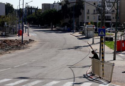 Una calle desierta de Sderot, este viernes.