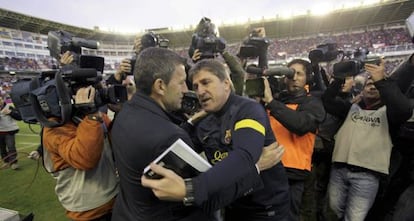 Roura saluda a Djukic, antes del partido.