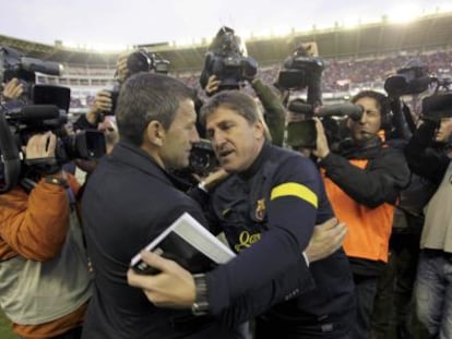 Roura saluda a Djukic, antes del partido.