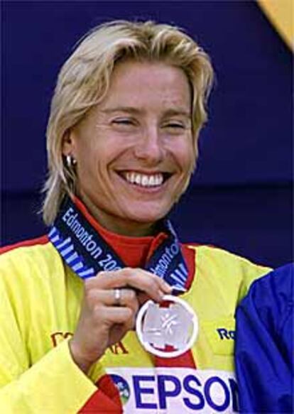 Marta Domínguez muestra orgullosa su medalla.