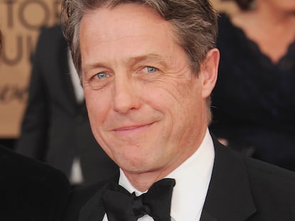 Hugh Grant arrives en Los Ángeles en 2017.