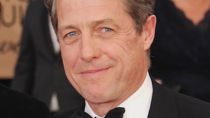 Hugh Grant arrives en Los Ángeles en 2017.