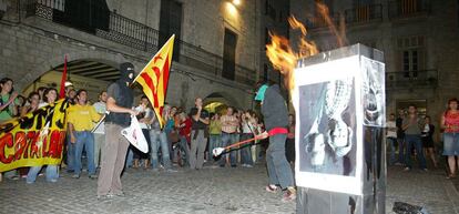 Quema de una foto de los Reyes en Girona en 2007.