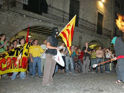 A photograph of the Spanish royals getting burnt in Girona in 2007.