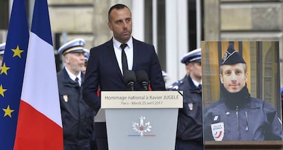 Étienne Cardiles, no ato de homenagem a seu parceiro, Xavier Jugelé, em 25 de abril.