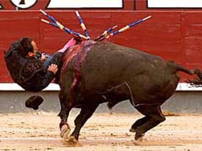 El momento de la cogida muy grave de El Formidable, corneado por el segundo toro de Pepín Jiménez al poner un par de banderillas.