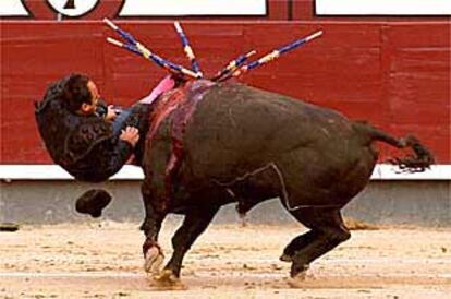 El momento de la cogida muy grave de El Formidable, corneado por el segundo toro de Pepín Jiménez al poner un par de banderillas.