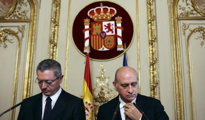 Spain&#039;s Justice Minister Alberto Ruiz-Gallard&oacute;n (l) and Interior Minister Jorge Fern&aacute;ndez-D&iacute;az hold a joint news conference to discuss the ECHR ruling.