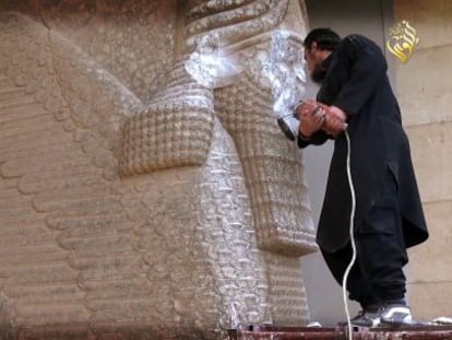 Terrorista do Estado Islâmico destrói estátua em Nínive.