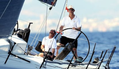 Felipe VI, ante el timón del velero 'Aifos', el velero de la Armada Española que compite en la Copa del Rey De Vela, en agosto de 2019.