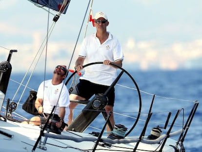 Felipe VI, este miércoles ante el timón del velero 'Aifos', el velero de la Armada Española que compite en la Copa del Rey De Vela.