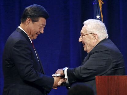 Chinese President Xi Jinping greets former U.S. Secretary of State Henry Kissinger at a dinner in Seattle, Washington; September 22, 2015.