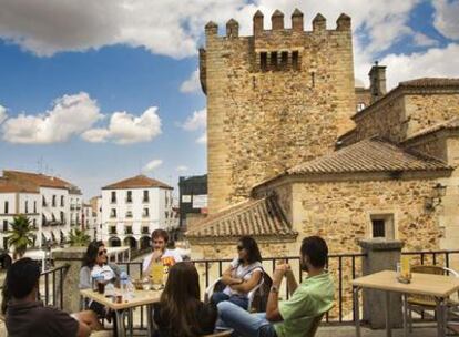 Una terraza, con la torre de Bujaco al fondo.