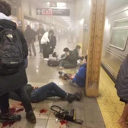 Personas heridas en la estación de la calle 36 de Brooklyn, que da servicio a tres líneas, tras detenerse el convoy en el que se ha producido poco antes el tiroteo.