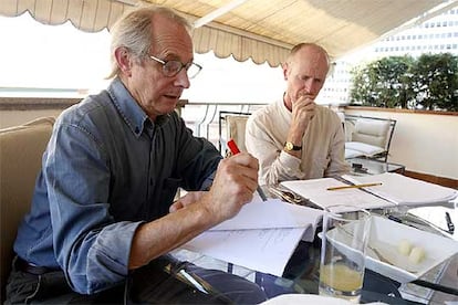 Ken Loach, ayer en Madrid con el guionista del filme, Paul Laverty, al fondo de la imagen.