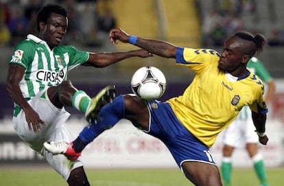Nosa y Thievy pelean por el balón.