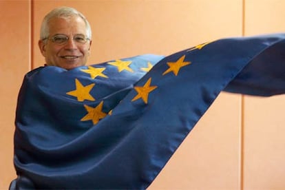 Josep Borrell, cubierto con la bandera europea en la oficina del Parlamento Europeo, en Madrid.