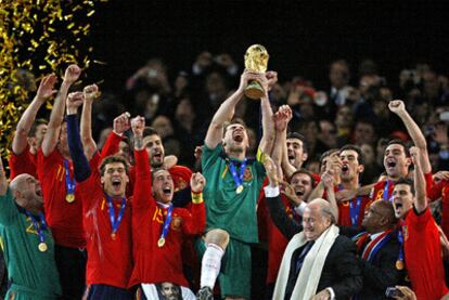 Los jugadores de España celebran la victoria tras doblegar a Holanda 1-0 a cuatro minutos del final de la prórroga. Iker Casillas alza la primera copa del Mundo de La Roja.