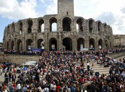 Público a la entrada del anfiteatro romano de Arles, antes de una corrida en marzo de 2005.