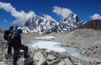 Dos montañeros en la cordillera del Himalaya.