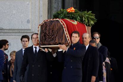 Cristóbal Martínez-Bordiú, Luis Alfonso de Borbón, Francis Franco, Jaime Martínez-Bordiú y otros familiares sostienen el féretro del dictador.