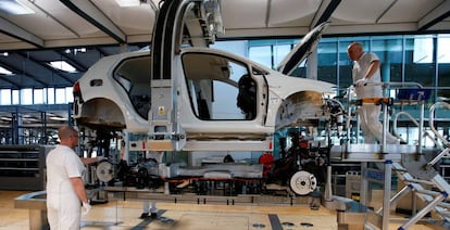 Dos empleados trabajan en una fábrica de coches en Dresde, Alemania.