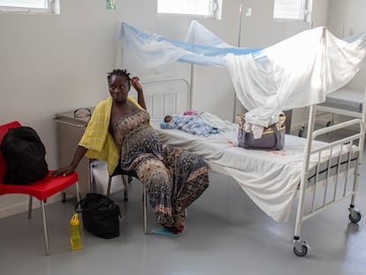 Una mujer con su hijo recién nacido en un hospital de Port-à-Piment, Haití, en febrero de este año.