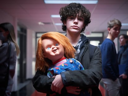 Zackary Arthur sostiene al muñeco Chucky en el primer capítulo de la serie 'Chucky'.