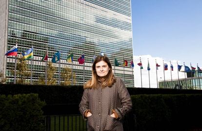 Paloma Escudero con la sede de Naciones Unidas en Nueva York al fondo.
