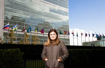 Paloma Escudero con la sede de Naciones Unidas en Nueva York al fondo. 