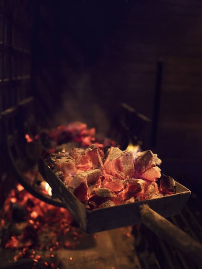 Quebracho argentino encendido, uno de los tipos de carbón más apreciados para asar a la brasa.
 