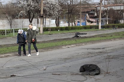 Natasha y su hijo pasaban el sábado junto a cuerpos de civiles cerca de una parte destruida de la planta metalúrgica Illich Iron & Steel Works, en un área controlada por las fuerzas separatistas prorrusas en Mariupol, en el sudeste de Ucrania.