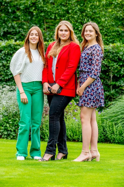 Las princesas Alexia de Holanda, de 16 años; Amalia, de 17; y Ariane, de 14, en el posado de verano familiar en Huis ten Bosch, La Haya.