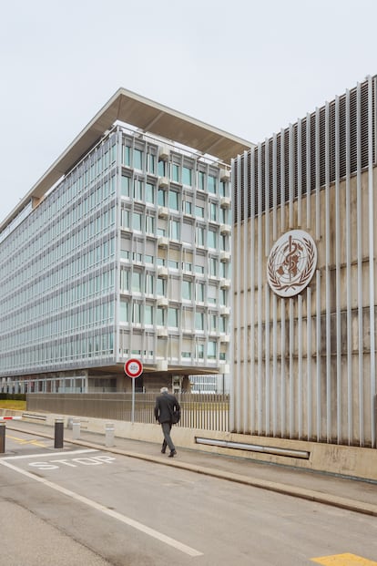 Un hombre camina frente a la sede de la Organización Mundial de la Salud, en Ginebra (Suiza), el pasado 3 de marzo.