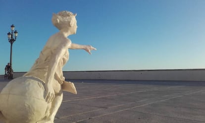 Escultura de homenaje al Meridiano de C&aacute;diz, ubicada en el Campo del Sur, por donde transcurr&iacute;a esta l&iacute;nea imaginaria. 