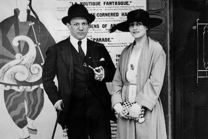 El pintor Pablo Picasso y su esposa Olga en Leicester Square, Londres, en 1919.