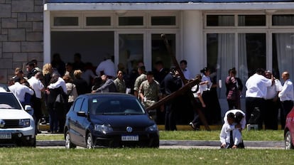 Membros da Marinha e familiares dos tripulantes, nesta quinta-feira