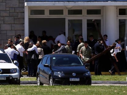 Membros da Marinha e familiares dos tripulantes, nesta quinta-feira