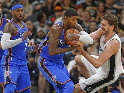 Pau Gasol y Paul George luchan por un bal&oacute;n.
 