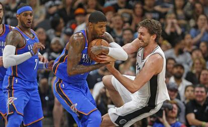 Pau Gasol y Paul George luchan por un balón.