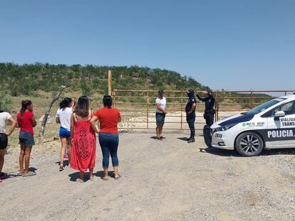 Familiares de mineros en la explotación de Sabinas esperan noticias de parte de las autoridades, en una imagen difundida en redes sociales.