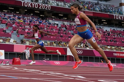 Sydney McLaughlin, en primer término, en la final de los 400m vallas en la que batió el récord mundial.