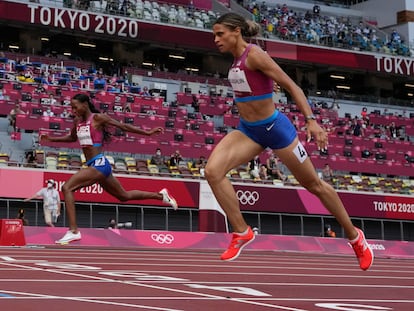 Sydney McLaughlin, en primer término, en la final de los 400m vallas en la que batió el récord mundial.