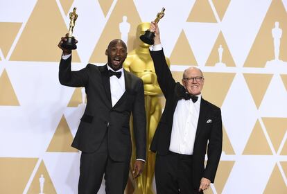 Kobe Bryant y Glen Keane alzan el Oscar a mejor cortometraje de animado por 'Dear Basketball'.