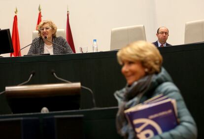 La alcaldesa, Manuela Carmena, y Esperanza Aguirre, portavoz del PP, al inicio del pleno de este martes.