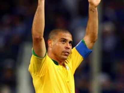 El brasileño Ronaldo celebra el triunfo de la selección brasileña al término del partido contra Japón este jueves en Dortmund.