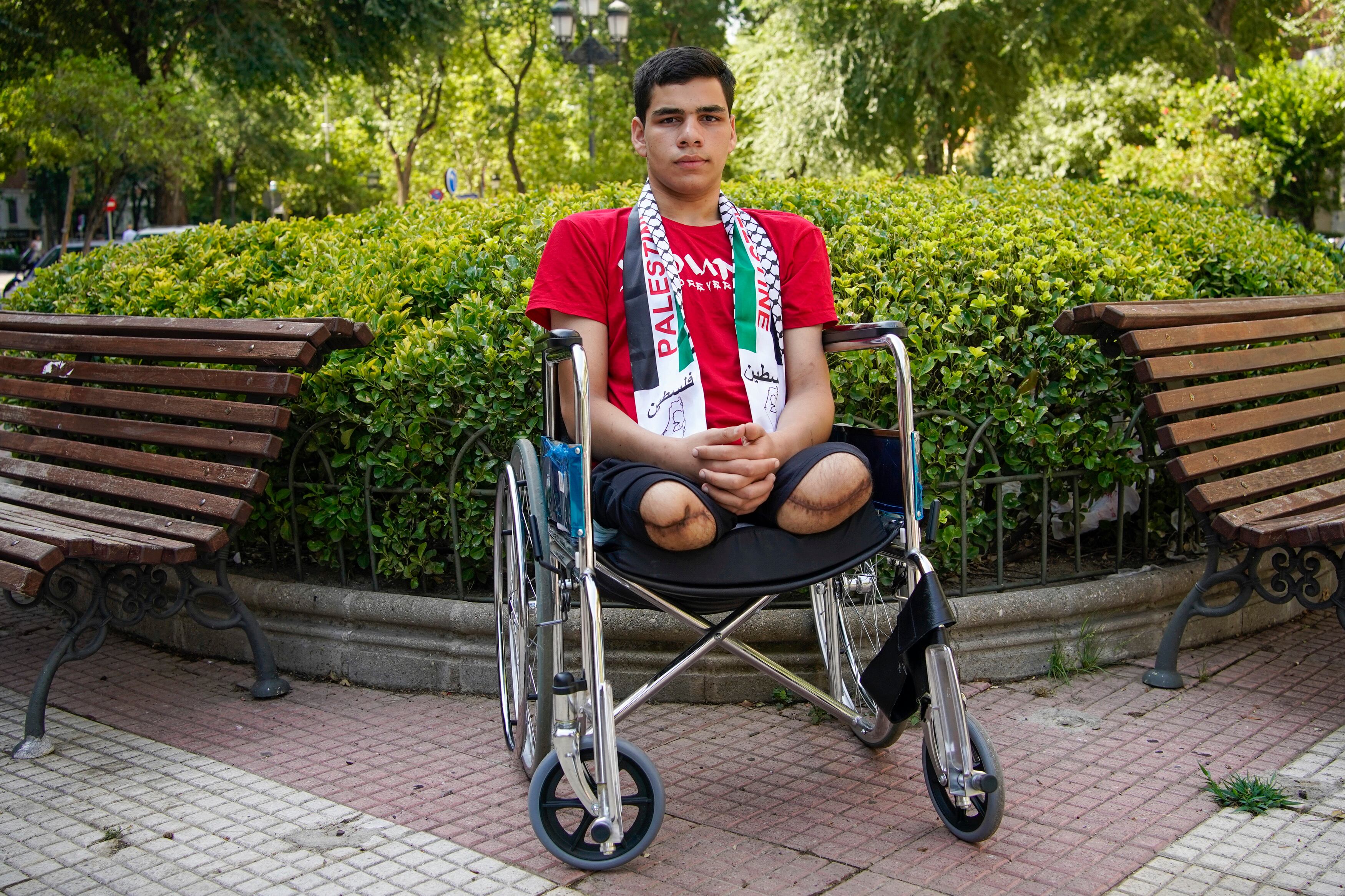 Nizar Elmansi, 17 anos, evacuado da Faixa de Gaza, posa em um parque no centro de Madrid na sexta-feira, 2 de agosto.