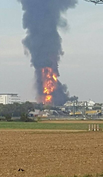 Una columna de humo negro se eleva sobre la ciudad de Ludwigshafen tras una explosión en una planta de la compañía química BASF.