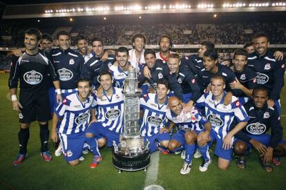 Los jugadores del Deportivo celebran en título.