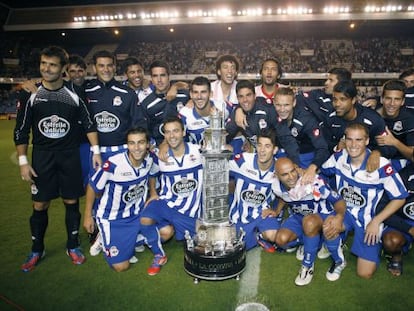 Los jugadores del Deportivo celebran en título.